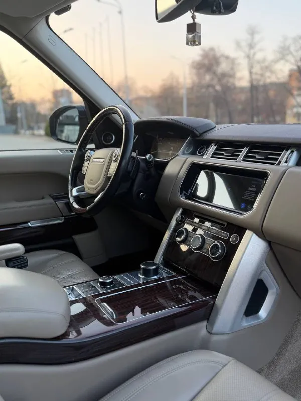 Range rover vogue - 2015 года выпуска, 3.0 литра дизель, самая полная комплектация, доводчики дверей, акустика меридиан, пневматическая подвеска, и много других опций для комфортной езды, бережная эксплуатация автомобиля, хранился в паркинге, машина покрыта керамикой, делалась авто в дорогом детейлинг центре, в общем, за автомобиль действительно не стыдно, в таком состоянии трудно найти, цена.3🍋100 или обмен звоните +79495180296 - - фотография - 7