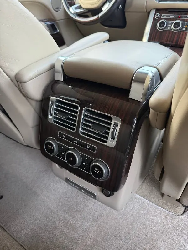 Range rover vogue - 2015 года выпуска, 3.0 литра дизель, самая полная комплектация, доводчики дверей, акустика меридиан, пневматическая подвеска, и много других опций для комфортной езды, бережная эксплуатация автомобиля, хранился в паркинге, машина покрыта керамикой, делалась авто в дорогом детейлинг центре, в общем, за автомобиль действительно не стыдно, в таком состоянии трудно найти, цена.3🍋100 или обмен звоните +79495180296 - - фотография - 8