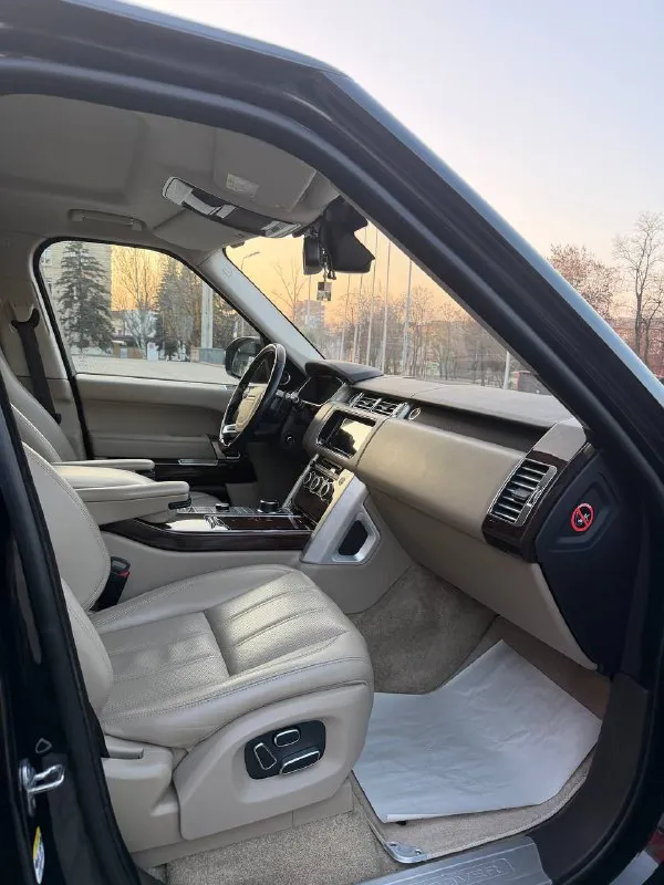 Range rover vogue - 2015 года выпуска, 3.0 литра дизель, самая полная комплектация, доводчики дверей, акустика меридиан, пневматическая подвеска, и много других опций для комфортной езды, бережная эксплуатация автомобиля, хранился в паркинге, машина покрыта керамикой, делалась авто в дорогом детейлинг центре, в общем, за автомобиль действительно не стыдно, в таком состоянии трудно найти, цена.3🍋100 или обмен звоните +79495180296 - - фотография - 9