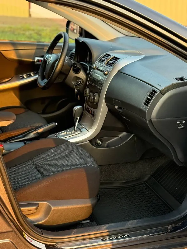 Цена: 1.120.000 toyota corolla 2011г двигатель: 1.6 бензин ⛽️ кпп: полноценный автомат! пробег: 175.000 автомобиль обслужен, вложений не требует! двигатель работает идеально, коробка листает отлично! салон ухожен, не затерт! в салоне не курили! чистая история, 2 владельца. осмотр: донецк номер: +79494999290 ( тг на этом же номере) - фотография - 5