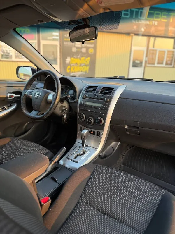 Цена: 1.120.000 toyota corolla 2011г двигатель: 1.6 бензин ⛽️ кпп: полноценный автомат! пробег: 175.000 автомобиль обслужен, вложений не требует! двигатель работает идеально, коробка листает отлично! салон ухожен, не затерт! в салоне не курили! чистая история, 2 владельца. осмотр: донецк номер: +79494999290 ( тг на этом же номере) - фотография - 6