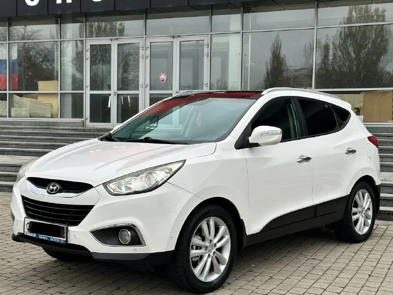 Hyundai ix35 2012г. 2.0 бензин автоматическая коробка передач (полный привод) автомобиль в отличном состоянии, без дтп 167тыс, км родного пробега, обслуживание все и всегда во время, комплектация максимальная! кожаный салон, подогрев сидений, панорама подогрев руля, авто парковка, климат контроль, и многое другое! с документами полный порядок! от собственника цена 1.315-000тыс. ₽ остальные вопросы по тел звоните +7949-551-68-75 📲 tg: n.77 📞 звоните: +7(949)5516875 - фотография - 1