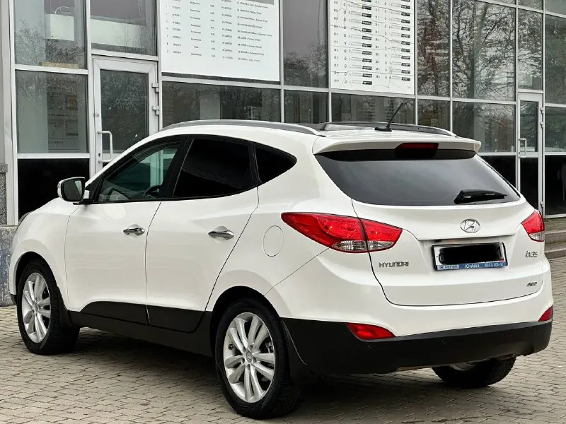 Hyundai ix35 2012г. 2.0 бензин автоматическая коробка передач (полный привод) автомобиль в отличном состоянии, без дтп 167тыс, км родного пробега, обслуживание все и всегда во время, комплектация максимальная! кожаный салон, подогрев сидений, панорама подогрев руля, авто парковка, климат контроль, и многое другое! с документами полный порядок! от собственника цена 1.315-000тыс. ₽ остальные вопросы по тел звоните +7949-551-68-75 📲 tg: n.77 📞 звоните: +7(949)5516875 - фотография - 7