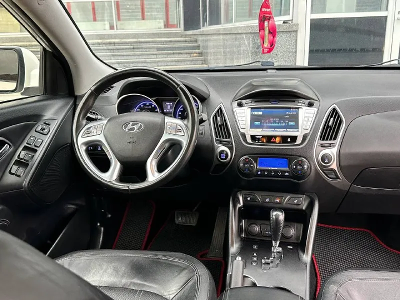 Hyundai ix35 2012г. 2.0 бензин автоматическая коробка передач (полный привод) автомобиль в отличном состоянии, без дтп 167тыс, км родного пробега, обслуживание все и всегда во время, комплектация максимальная! кожаный салон, подогрев сидений, панорама подогрев руля, авто парковка, климат контроль, и многое другое! с документами полный порядок! от собственника цена 1.315-000тыс. ₽ остальные вопросы по тел звоните +7949-551-68-75 📲 tg: n.77 📞 звоните: +7(949)5516875 - фотография - 9