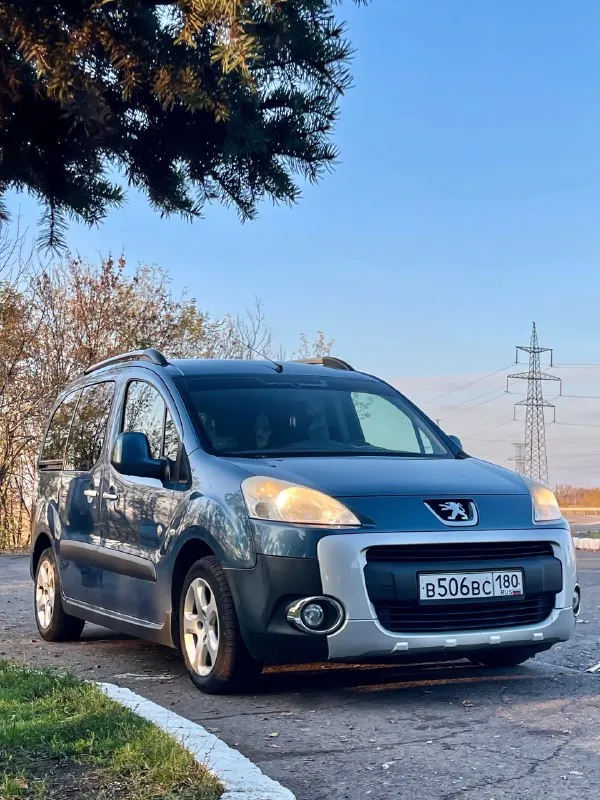 Продам peugeot partner 2011 года выпуска. 1 хозяин, машина покупалась в автосалоне! цена: 665 тыс. руб. обсуждаемый торг! - оригинальный пробег: 263 тыс. км. - двигатель: 1,6 л. 9he. работает ровно. - трансмиссия: 5-и ступенчатая мкпп. - взбитая ходовая часть, обслужена. комплектация: кондиционер, усилитель руля, бортовой компьютер, центральный замок, обогрев заднего стекла, электропривод зеркал, abs, esp, srs & airbag. кузов ровный, весь в заводском окрасе! безопасность вся на месте! дно и пороги в нормальном состоянии, всё стёкла родные. любые проверки, в том числе и сто с вашей стороны приветствуются! контакт для связи: +7(949)424-06-64 если не дозвонились, звоните в telegram. осмотр в городе донецк. 📞 звоните: +7(949)4240664 - фотография - 3