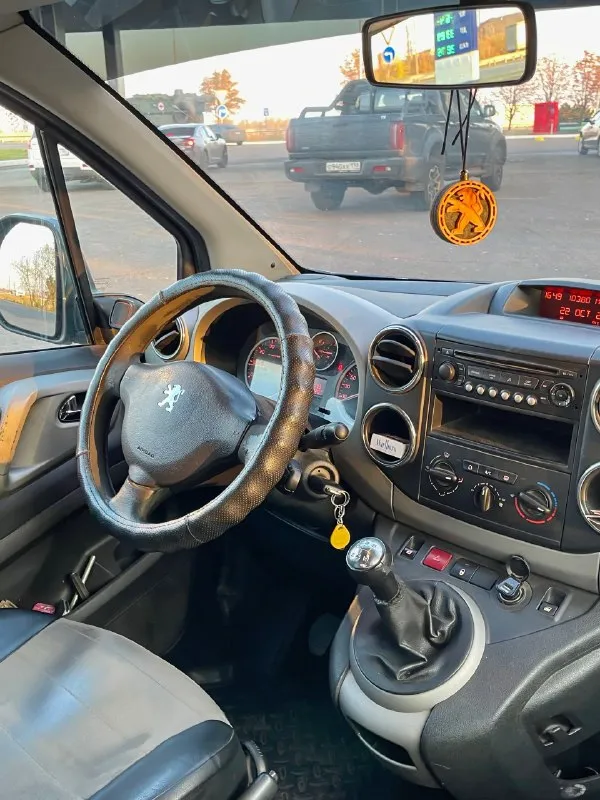 Продам peugeot partner 2011 года выпуска. 1 хозяин, машина покупалась в автосалоне! цена: 665 тыс. руб. обсуждаемый торг! - оригинальный пробег: 263 тыс. км. - двигатель: 1,6 л. 9he. работает ровно. - трансмиссия: 5-и ступенчатая мкпп. - взбитая ходовая часть, обслужена. комплектация: кондиционер, усилитель руля, бортовой компьютер, центральный замок, обогрев заднего стекла, электропривод зеркал, abs, esp, srs & airbag. кузов ровный, весь в заводском окрасе! безопасность вся на месте! дно и пороги в нормальном состоянии, всё стёкла родные. любые проверки, в том числе и сто с вашей стороны приветствуются! контакт для связи: +7(949)424-06-64 если не дозвонились, звоните в telegram. осмотр в городе донецк. 📞 звоните: +7(949)4240664 - фотография - 5