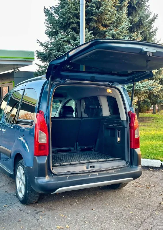 Продам peugeot partner 2011 года выпуска. 1 хозяин, машина покупалась в автосалоне! цена: 665 тыс. руб. обсуждаемый торг! - оригинальный пробег: 263 тыс. км. - двигатель: 1,6 л. 9he. работает ровно. - трансмиссия: 5-и ступенчатая мкпп. - взбитая ходовая часть, обслужена. комплектация: кондиционер, усилитель руля, бортовой компьютер, центральный замок, обогрев заднего стекла, электропривод зеркал, abs, esp, srs & airbag. кузов ровный, весь в заводском окрасе! безопасность вся на месте! дно и пороги в нормальном состоянии, всё стёкла родные. любые проверки, в том числе и сто с вашей стороны приветствуются! контакт для связи: +7(949)424-06-64 если не дозвонились, звоните в telegram. осмотр в городе донецк. 📞 звоните: +7(949)4240664 - фотография - 7