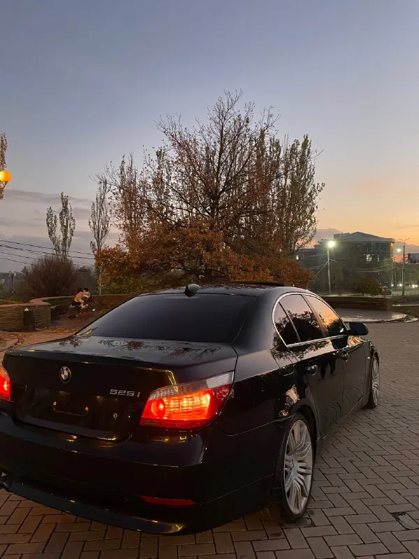 Bmw e60 525i🇩🇪🇩🇪🇩🇪 двигатель 2,5 бензин(218 лс) пробег 237 000 год 2004 6 ст цена 1 070 возможен обмен ухоженый автомобиль как внутри так и снаружи в жирной комплектации в хорошем состоянии, обслужен, вложений не требует, двигатель и без нареканий, переключает плавно, без рывков. диски r 19 летней резине, по кузову без рижиков и гнилых мест, автомобиль вложений не требует комплектация люк память руля электрорегулировка руля подогрев руля электронный сиденья с памятью( ломайки) 4 электростеклоподъемника климат-контроль круиз кондиционер подогрев передних сидений и задних электрорегулировка и подогрев зеркал подогрев форсунок стеклоомывателя электро шторка мультируль и многое другое осмотр г. макеевка все вопросы по телефону +7949 380 44 51 📞 звоните: +7(949)3804451 - фотография - 4