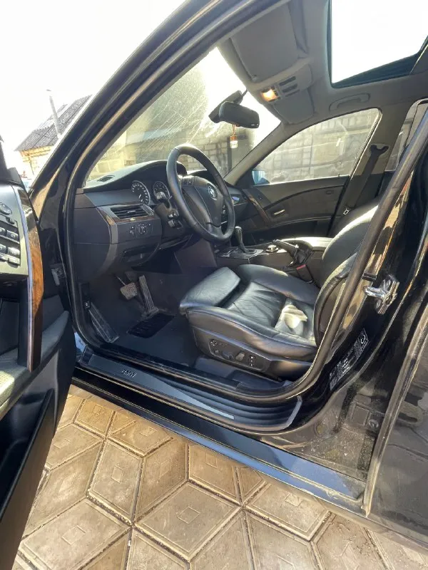 Bmw e60 525i🇩🇪🇩🇪🇩🇪 двигатель 2,5 бензин(218 лс) пробег 237 000 год 2004 6 ст цена 1 070 возможен обмен ухоженый автомобиль как внутри так и снаружи в жирной комплектации в хорошем состоянии, обслужен, вложений не требует, двигатель и без нареканий, переключает плавно, без рывков. диски r 19 летней резине, по кузову без рижиков и гнилых мест, автомобиль вложений не требует комплектация люк память руля электрорегулировка руля подогрев руля электронный сиденья с памятью( ломайки) 4 электростеклоподъемника климат-контроль круиз кондиционер подогрев передних сидений и задних электрорегулировка и подогрев зеркал подогрев форсунок стеклоомывателя электро шторка мультируль и многое другое осмотр г. макеевка все вопросы по телефону +7949 380 44 51 📞 звоните: +7(949)3804451 - фотография - 7