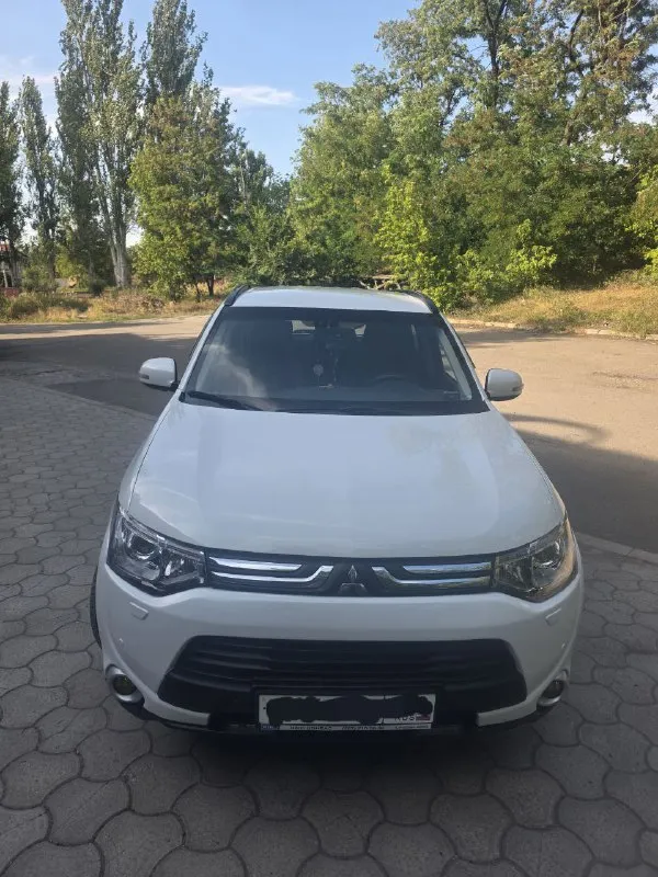 Продам! мицубиси аутлендер, 2.4 cvt, 2013г. бензин. установлено гбо на 70л. полный привод. пробег 154тыс. один хозяин с автосалона. регистрация 180 регион. - двигатель обработан "нано протэк" - капот оборудован гидростойками + освещение подкапотного пространства - диодные фары дальнего света - основные туманки диод-линза + доп. туманки диодные - мощные электро сигналы + воздушные дудки - камера заднего вида + парктроник перед+зад - видеорегистратор трехзонный- перед, зад, салон - установлен планшет с навигатором вместо штатной магнитолы - в багажнике доп. гнездо прикуривателя + освещение - кузов - обработка скрытых плоскостей + арки - пушечным салом осмотр г. донецк. киевский район. цена 1500000р тел. : +79493060077 - фотография - 3