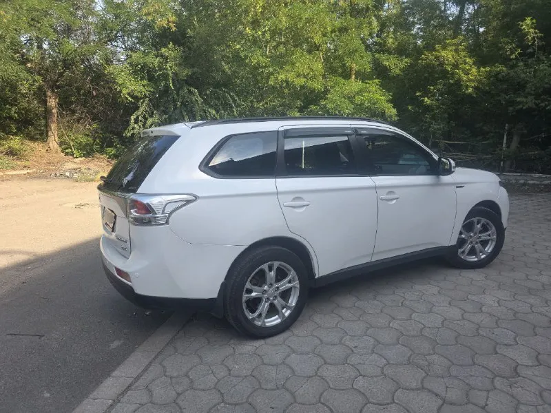 Продам! мицубиси аутлендер, 2.4 cvt, 2013г. бензин. установлено гбо на 70л. полный привод. пробег 154тыс. один хозяин с автосалона. регистрация 180 регион. - двигатель обработан "нано протэк" - капот оборудован гидростойками + освещение подкапотного пространства - диодные фары дальнего света - основные туманки диод-линза + доп. туманки диодные - мощные электро сигналы + воздушные дудки - камера заднего вида + парктроник перед+зад - видеорегистратор трехзонный- перед, зад, салон - установлен планшет с навигатором вместо штатной магнитолы - в багажнике доп. гнездо прикуривателя + освещение - кузов - обработка скрытых плоскостей + арки - пушечным салом осмотр г. донецк. киевский район. цена 1500000р тел. : +79493060077 - фотография - 4