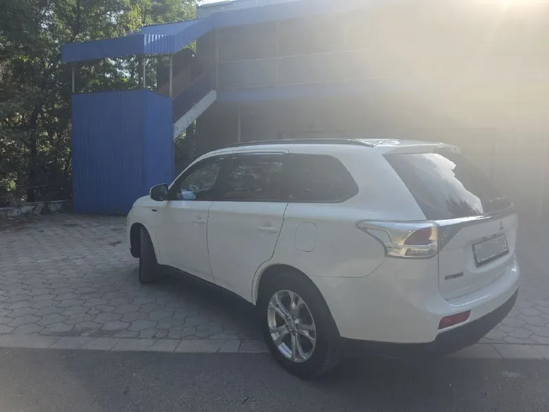 Продам! мицубиси аутлендер, 2.4 cvt, 2013г. бензин. установлено гбо на 70л. полный привод. пробег 154тыс. один хозяин с автосалона. регистрация 180 регион. - двигатель обработан "нано протэк" - капот оборудован гидростойками + освещение подкапотного пространства - диодные фары дальнего света - основные туманки диод-линза + доп. туманки диодные - мощные электро сигналы + воздушные дудки - камера заднего вида + парктроник перед+зад - видеорегистратор трехзонный- перед, зад, салон - установлен планшет с навигатором вместо штатной магнитолы - в багажнике доп. гнездо прикуривателя + освещение - кузов - обработка скрытых плоскостей + арки - пушечным салом осмотр г. донецк. киевский район. цена 1500000р тел. : +79493060077 - фотография - 5