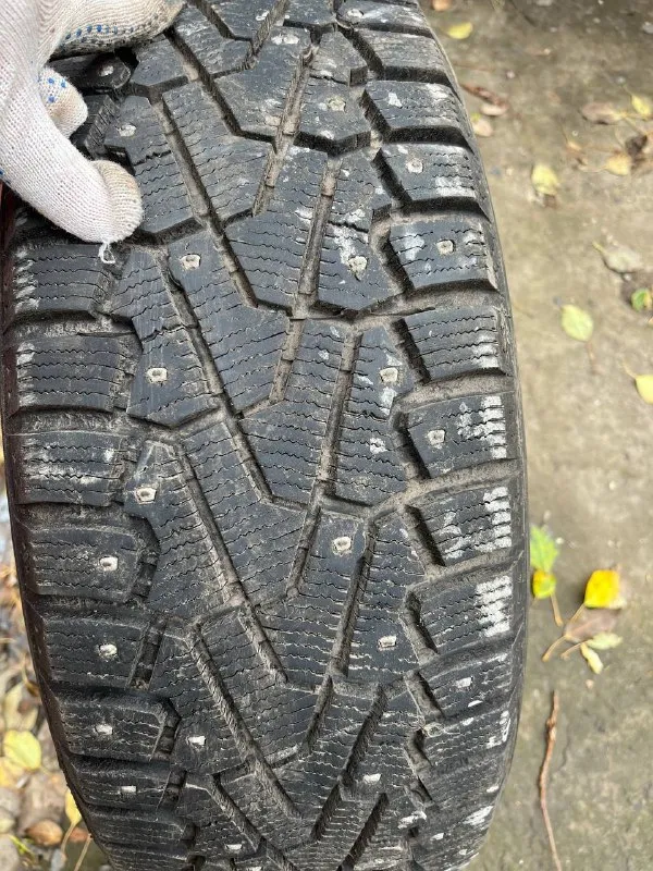 Продам 4 колеса pirelli, 215/55 r17. зимние шипованные, проехали около 2000км. резина 2021 года, без... - фотография