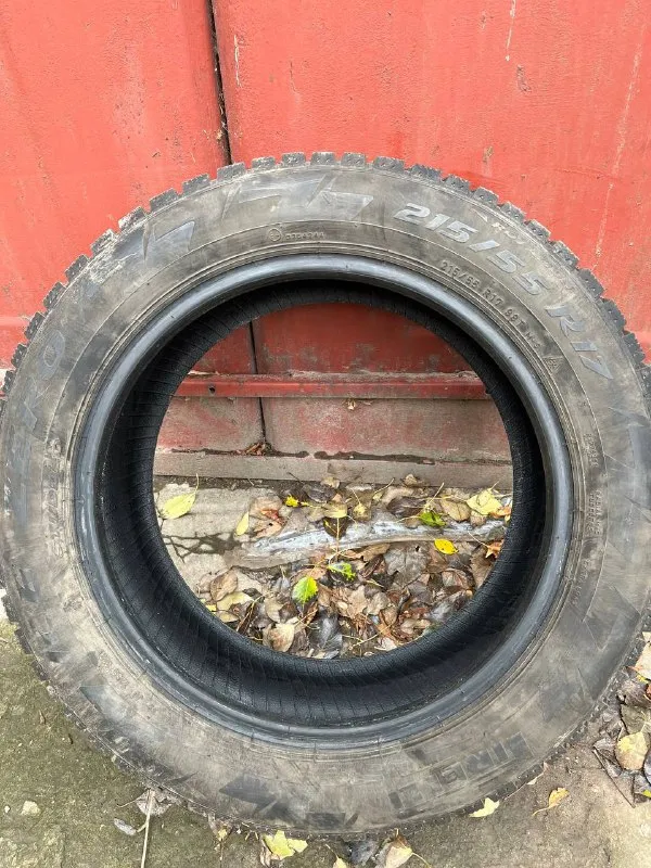 Продам 4 колеса pirelli, 215/55 r17. зимние шипованные, проехали около 2000км. резина 2021 года, без порезов, шишек, шнурков. цена: 22.000₽ звонить +79493083108 игорь - фотография - 2