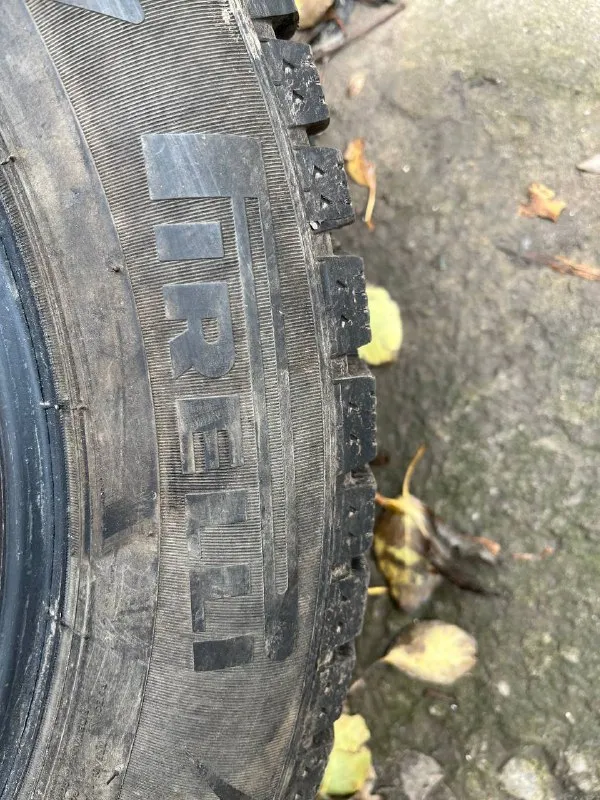 Продам 4 колеса pirelli, 215/55 r17. зимние шипованные, проехали около 2000км. резина 2021 года, без порезов, шишек, шнурков. цена: 22.000₽ звонить +79493083108 игорь - фотография - 4