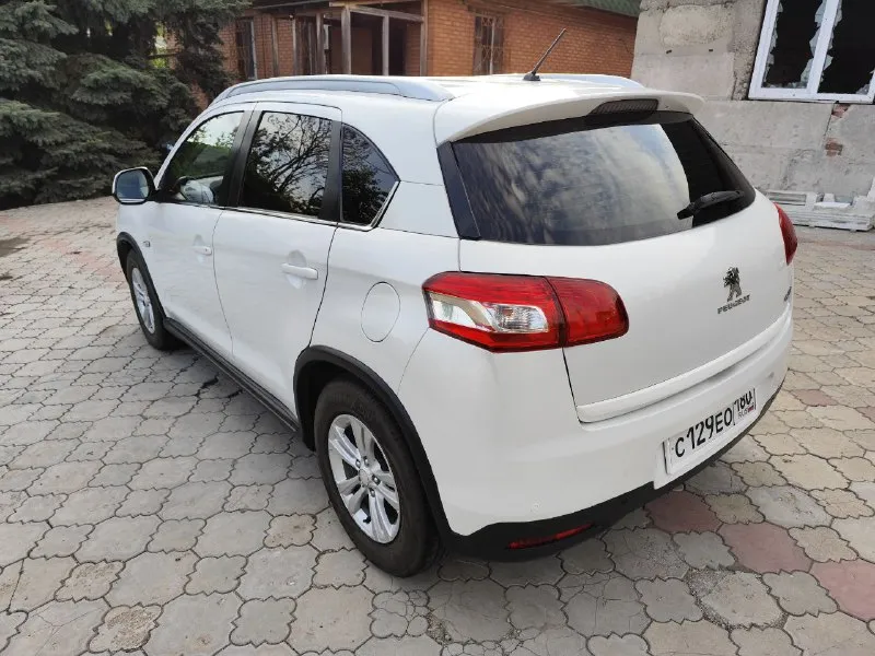 Продам peugeot peugeot 4008. 2012 год. цена снижена в связи с покупкой недвижимости. автомат, с возможностью переключения передач в ручном режиме, лепестками на руле. полный привод с регулировкой привода, передний, auto,4 wd постоянный. передние и задние парктроники. камера заднего вида. датчики света и дождя. круиз контроль. климат контроль. мульти руль. монитор с навигацией. состояние очень хорошее. крашена крышка багажника и задний бампер. на 228 000 км. была замена двигателя на контрактный, с пробегом 70 000 км. зарегистрирован в мрэо. цена 900 000 рублей. находится в мариуполе. +79495018883 📲 tg: @miha8864 📞 звоните: +7(949)5018883 - фотография - 3