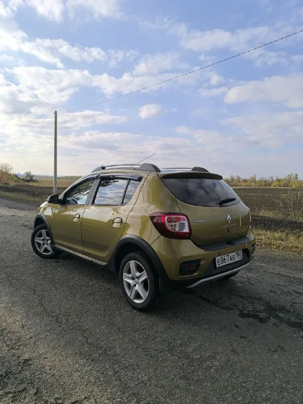 Продаю авто renault sandero stepway 2. 2017 год на обычном автомате мотор 1.6 бензин пробег 156000 км 2 владельца ничего не снималось, не крутилось. машина личная, семейная. по состоянию на отлично, мотор и коробка обслужены. на данный момент делать ничего не нужно. 2 ключа по комплектации: автозапуск, подогрев сидений, зеркал, ловобое, заднее стекло. климат-контроль. круиз-контроль. парктроники зад. можно выставить ограничение скорости. большая мультимедиа с навигацией, bluetooth, aux, usb, radio. туманки. мультируль. полный электропакет. максимальная комплектация данной модели. цена:1.060.000 торг +79493700194 - фотография - 2