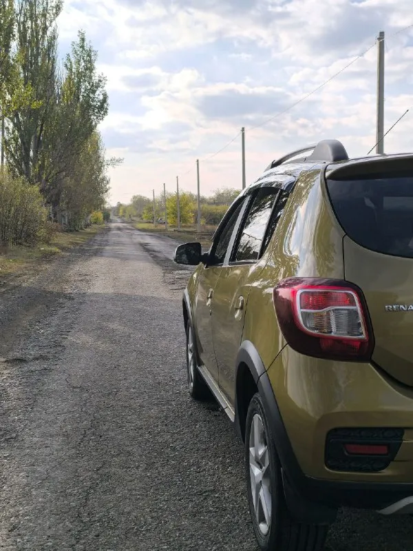 Продаю авто renault sandero stepway 2. 2017 год на обычном автомате мотор 1.6 бензин пробег 156000 км 2 владельца ничего не снималось, не крутилось. машина личная, семейная. по состоянию на отлично, мотор и коробка обслужены. на данный момент делать ничего не нужно. 2 ключа по комплектации: автозапуск, подогрев сидений, зеркал, ловобое, заднее стекло. климат-контроль. круиз-контроль. парктроники зад. можно выставить ограничение скорости. большая мультимедиа с навигацией, bluetooth, aux, usb, radio. туманки. мультируль. полный электропакет. максимальная комплектация данной модели. цена:1.060.000 торг +79493700194 - фотография - 4