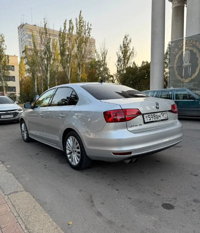 🚗 Volkswagen jetta 6 рестайлинг
📅 Год: 2016 | ⏱ пробег: 142 000 км (родной)
⚙️ Двигатель: 1.8 tsi (gen 3) | коробка: надёжный автомат aisin
✨ Предмаксимальная комплектация — есть всё для комфорта и удовольствия:
• Бесключевой доступ, система start/stop
• Кожаный салон, люк
• Новый мультимедиа-экран 8” / 64 гб с carplay и android auto
Заменена акустика топ 🔥
• Камера заднего вида
• Кондиционер
• Подогрев сидений (3 режима)
• Мультируль
• Электропривод и подогрев зеркал
• Полный электропакет
• Подушки безопасности
🔧 Состояние: полностью обслужен, вложений не требует — сел и поехал!
📷 Дополнительные фото и видео — вышлю по запросу.
📄 Документы в порядке, учёт рф, переоформление без проблем.
💰 Цена: 1 488 000 ₽ (торг у капота)
Возможен обмен, на обмен дороже.
📍 Донецк
📞 Тел. : +7 949 315 34 04
📞 Звоните: +7(949)3153404 - фотография - 3