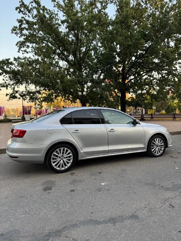 🚗 Volkswagen jetta 6 рестайлинг
📅 Год: 2016 | ⏱ пробег: 142 000 км (родной)
⚙️ Двигатель: 1.8 tsi (gen 3) | коробка: надёжный автомат aisin
✨ Предмаксимальная комплектация — есть всё для комфорта и удовольствия:
• Бесключевой доступ, система start/stop
• Кожаный салон, люк
• Новый мультимедиа-экран 8” / 64 гб с carplay и android auto
Заменена акустика топ 🔥
• Камера заднего вида
• Кондиционер
• Подогрев сидений (3 режима)
• Мультируль
• Электропривод и подогрев зеркал
• Полный электропакет
• Подушки безопасности
🔧 Состояние: полностью обслужен, вложений не требует — сел и поехал!
📷 Дополнительные фото и видео — вышлю по запросу.
📄 Документы в порядке, учёт рф, переоформление без проблем.
💰 Цена: 1 488 000 ₽ (торг у капота)
Возможен обмен, на обмен дороже.
📍 Донецк
📞 Тел. : +7 949 315 34 04
📞 Звоните: +7(949)3153404 - фотография - 7