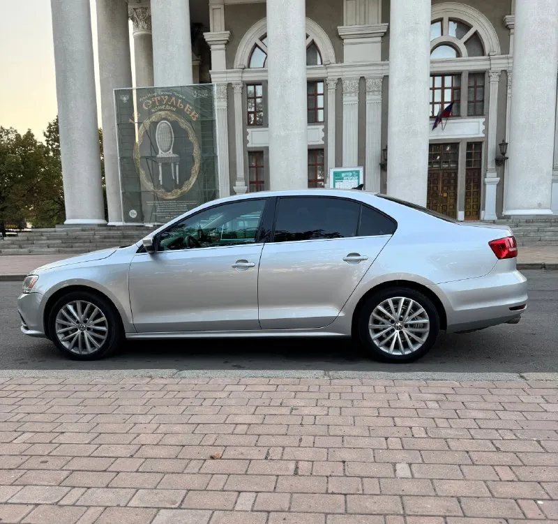 🚗 Volkswagen jetta 6 рестайлинг
📅 Год: 2016 | ⏱ пробег: 142 000 км (родной)
⚙️ Двигатель: 1.8 tsi (gen 3) | коробка: надёжный автомат aisin
✨ Предмаксимальная комплектация — есть всё для комфорта и удовольствия:
• Бесключевой доступ, система start/stop
• Кожаный салон, люк
• Новый мультимедиа-экран 8” / 64 гб с carplay и android auto
Заменена акустика топ 🔥
• Камера заднего вида
• Кондиционер
• Подогрев сидений (3 режима)
• Мультируль
• Электропривод и подогрев зеркал
• Полный электропакет
• Подушки безопасности
🔧 Состояние: полностью обслужен, вложений не требует — сел и поехал!
📷 Дополнительные фото и видео — вышлю по запросу.
📄 Документы в порядке, учёт рф, переоформление без проблем.
💰 Цена: 1 488 000 ₽ (торг у капота)
Возможен обмен, на обмен дороже.
📍 Донецк
📞 Тел. : +7 949 315 34 04
📞 Звоните: +7(949)3153404 - фотография - 8
