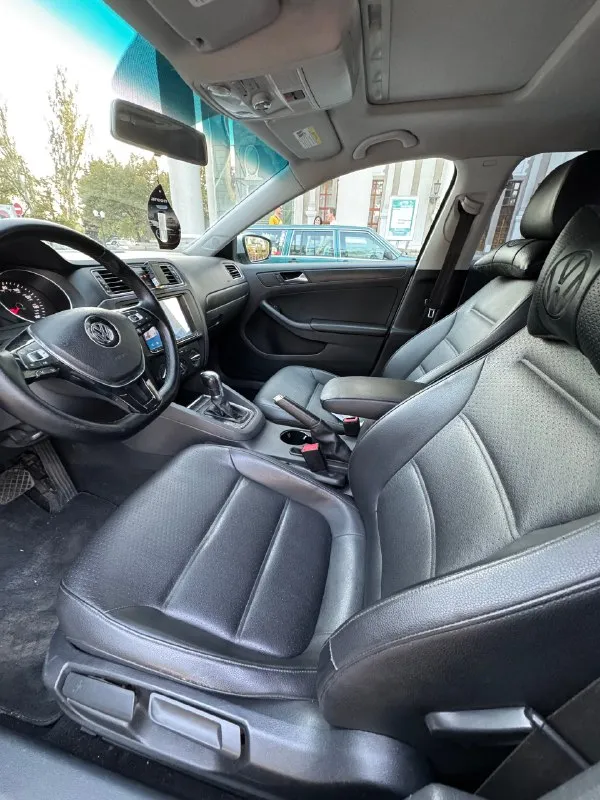 🚗 Volkswagen jetta 6 рестайлинг
📅 Год: 2016 | ⏱ пробег: 142 000 км (родной)
⚙️ Двигатель: 1.8 tsi (gen 3) | коробка: надёжный автомат aisin
✨ Предмаксимальная комплектация — есть всё для комфорта и удовольствия:
• Бесключевой доступ, система start/stop
• Кожаный салон, люк
• Новый мультимедиа-экран 8” / 64 гб с carplay и android auto
Заменена акустика топ 🔥
• Камера заднего вида
• Кондиционер
• Подогрев сидений (3 режима)
• Мультируль
• Электропривод и подогрев зеркал
• Полный электропакет
• Подушки безопасности
🔧 Состояние: полностью обслужен, вложений не требует — сел и поехал!
📷 Дополнительные фото и видео — вышлю по запросу.
📄 Документы в порядке, учёт рф, переоформление без проблем.
💰 Цена: 1 488 000 ₽ (торг у капота)
Возможен обмен, на обмен дороже.
📍 Донецк
📞 Тел. : +7 949 315 34 04
📞 Звоните: +7(949)3153404 - фотография - 9