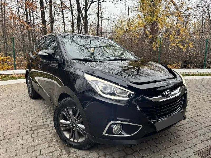 Продам hyundai ix35 !рестайлинг! в идеальном состоянии 2015 года последний рест мотор 2.0 коробка акпп пробег 163 bi-led оптика видно на фото мотор работает идеально без посторонних шумов (не дизелит ) салон полная кожа! подогревы всех 4 сидений 4 стекло подъемника круиз контроль, мульти руль, климат контроль два ключа полный привод рабочий!! музыка bluetooth г. донецк цена 1300 руб. оформление в мрэо тел. .+79496285723 - фотография - 1
