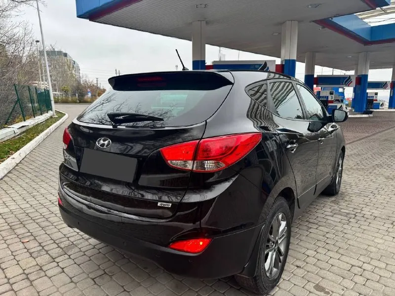 Продам hyundai ix35 !рестайлинг! в идеальном состоянии 2015 года последний рест мотор 2.0 коробка акпп пробег 163 bi-led оптика видно на фото мотор работает идеально без посторонних шумов (не дизелит ) салон полная кожа! подогревы всех 4 сидений 4 стекло подъемника круиз контроль, мульти руль, климат контроль два ключа полный привод рабочий!! музыка bluetooth г. донецк цена 1300 руб. оформление в мрэо тел. .+79496285723 - фотография - 2