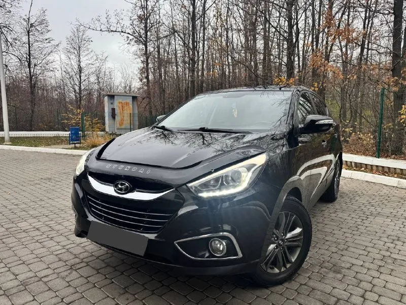 Продам hyundai ix35 !рестайлинг! в идеальном состоянии 2015 года последний рест мотор 2.0 коробка акпп пробег 163 bi-led оптика видно на фото мотор работает идеально без посторонних шумов (не дизелит ) салон полная кожа! подогревы всех 4 сидений 4 стекло подъемника круиз контроль, мульти руль, климат контроль два ключа полный привод рабочий!! музыка bluetooth г. донецк цена 1300 руб. оформление в мрэо тел. .+79496285723 - фотография - 3