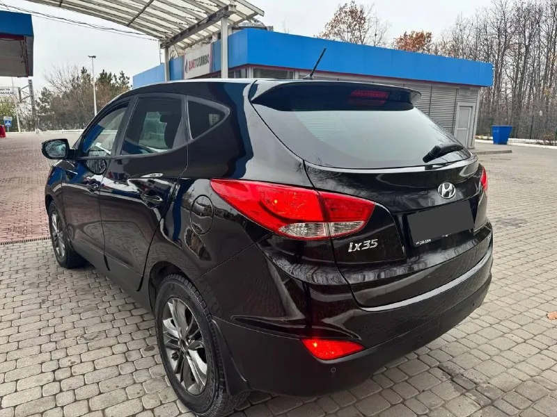 Продам hyundai ix35 !рестайлинг! в идеальном состоянии 2015 года последний рест мотор 2.0 коробка акпп пробег 163 bi-led оптика видно на фото мотор работает идеально без посторонних шумов (не дизелит ) салон полная кожа! подогревы всех 4 сидений 4 стекло подъемника круиз контроль, мульти руль, климат контроль два ключа полный привод рабочий!! музыка bluetooth г. донецк цена 1300 руб. оформление в мрэо тел. .+79496285723 - фотография - 4