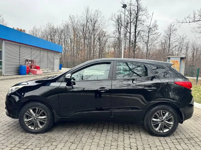 Продам hyundai ix35 !рестайлинг! в идеальном состоянии 2015 года последний рест мотор 2.0 коробка акпп пробег 163 bi-led оптика видно на фото мотор работает идеально без посторонних шумов (не дизелит ) салон полная кожа! подогревы всех 4 сидений 4 стекло подъемника круиз контроль, мульти руль, климат контроль два ключа полный привод рабочий!! музыка bluetooth г. донецк цена 1300 руб. оформление в мрэо тел. .+79496285723 - фотография - 5