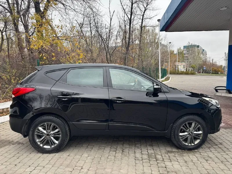Продам hyundai ix35 !рестайлинг! в идеальном состоянии 2015 года последний рест мотор 2.0 коробка акпп пробег 163 bi-led оптика видно на фото мотор работает идеально без посторонних шумов (не дизелит ) салон полная кожа! подогревы всех 4 сидений 4 стекло подъемника круиз контроль, мульти руль, климат контроль два ключа полный привод рабочий!! музыка bluetooth г. донецк цена 1300 руб. оформление в мрэо тел. .+79496285723 - фотография - 6
