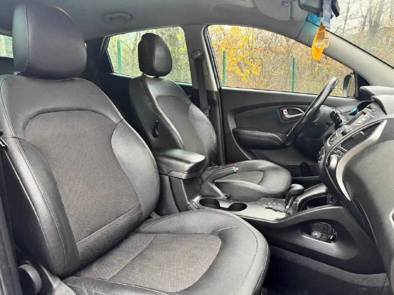 Продам hyundai ix35 !рестайлинг! в идеальном состоянии 2015 года последний рест мотор 2.0 коробка акпп пробег 163 bi-led оптика видно на фото мотор работает идеально без посторонних шумов (не дизелит ) салон полная кожа! подогревы всех 4 сидений 4 стекло подъемника круиз контроль, мульти руль, климат контроль два ключа полный привод рабочий!! музыка bluetooth г. донецк цена 1300 руб. оформление в мрэо тел. .+79496285723 - фотография - 8