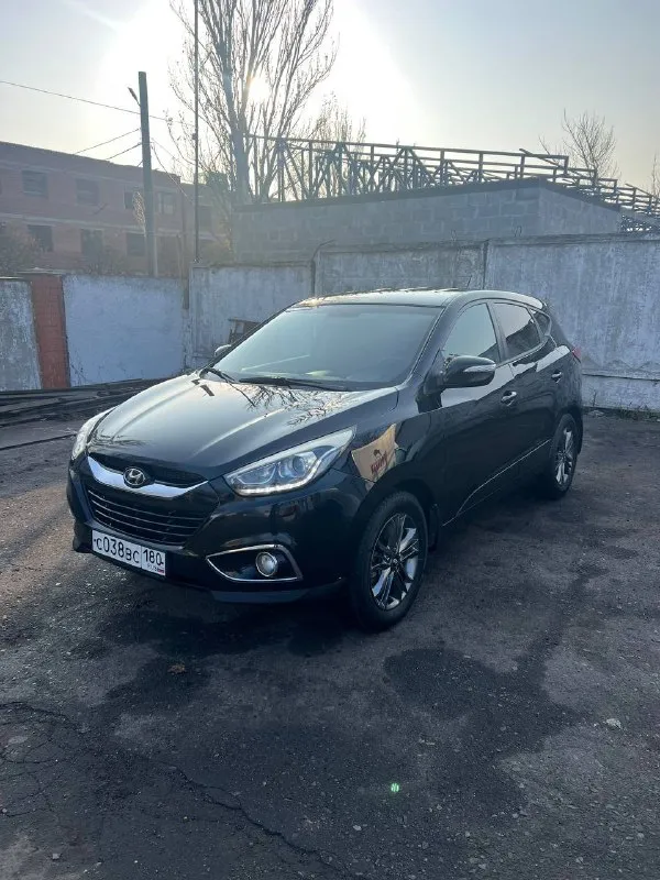 🔥продам авто 🔥 hyundai ix35 2014г. рестайлинг 2.0 бензин, автомат, побег 124.000км ❗️владею авто уже 2 года (не перекуп) приобретал машину в г. краснодар у хозяина, машина была ввезена с польши в 2015г, ежегодно проходила официальное то у диллера, остались бумаги за авто не стыдно, состояние двигателя и коробки на отлично, регулярно следил за ходовой частью, заливаю масло оригинал liqui moly, замена каждые 7тыс в комплектации есть подогрев передних и задних сидений, подогрев руля, задние парктроники с камерой и кожаный салон сзади установлены рестайлинговые заводские фонари, а спереди заводской ксенон с отличным светом машина хозяйская, имеется комплект зимней резины (покупал в декабре 4 колеса - почти новые) автомобиль имеет высокий клиренс как раз для наших дорог, а также брутальный черный цвет от машины не избавляясь, продаю в связи с покупкой авто выше классом 💸 1.450.000р + аргументированный торг возле капота ☎️нахожусь в г. макеевка, по всем вопросам писать в лс 📞 звоните: +7(949)5030417 - фотография - 1