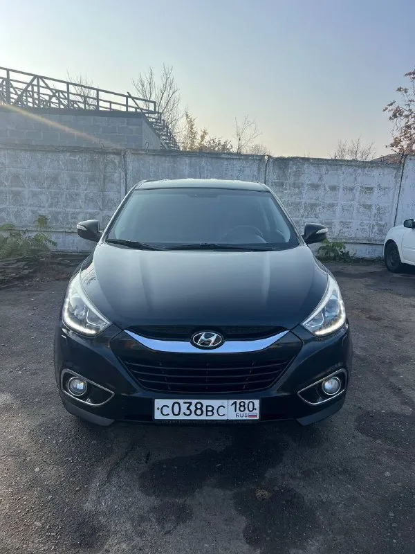 🔥продам авто 🔥 hyundai ix35 2014г. рестайлинг 2.0 бензин, автомат, побег 124.000км ❗️владею авто уже 2 года (не перекуп) приобретал машину в г. краснодар у хозяина, машина была ввезена с польши в 2015г, ежегодно проходила официальное то у диллера, остались бумаги за авто не стыдно, состояние двигателя и коробки на отлично, регулярно следил за ходовой частью, заливаю масло оригинал liqui moly, замена каждые 7тыс в комплектации есть подогрев передних и задних сидений, подогрев руля, задние парктроники с камерой и кожаный салон сзади установлены рестайлинговые заводские фонари, а спереди заводской ксенон с отличным светом машина хозяйская, имеется комплект зимней резины (покупал в декабре 4 колеса - почти новые) автомобиль имеет высокий клиренс как раз для наших дорог, а также брутальный черный цвет от машины не избавляясь, продаю в связи с покупкой авто выше классом 💸 1.450.000р + аргументированный торг возле капота ☎️нахожусь в г. макеевка, по всем вопросам писать в лс 📞 звоните: +7(949)5030417 - фотография - 2