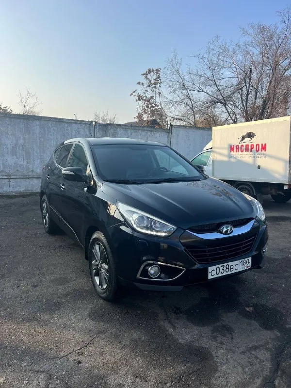 🔥продам авто 🔥 hyundai ix35 2014г. рестайлинг 2.0 бензин, автомат, побег 124.000км ❗️владею авто уже 2 года (не перекуп) приобретал машину в г. краснодар у хозяина, машина была ввезена с польши в 2015г, ежегодно проходила официальное то у диллера, остались бумаги за авто не стыдно, состояние двигателя и коробки на отлично, регулярно следил за ходовой частью, заливаю масло оригинал liqui moly, замена каждые 7тыс в комплектации есть подогрев передних и задних сидений, подогрев руля, задние парктроники с камерой и кожаный салон сзади установлены рестайлинговые заводские фонари, а спереди заводской ксенон с отличным светом машина хозяйская, имеется комплект зимней резины (покупал в декабре 4 колеса - почти новые) автомобиль имеет высокий клиренс как раз для наших дорог, а также брутальный черный цвет от машины не избавляясь, продаю в связи с покупкой авто выше классом 💸 1.450.000р + аргументированный торг возле капота ☎️нахожусь в г. макеевка, по всем вопросам писать в лс 📞 звоните: +7(949)5030417 - фотография - 3