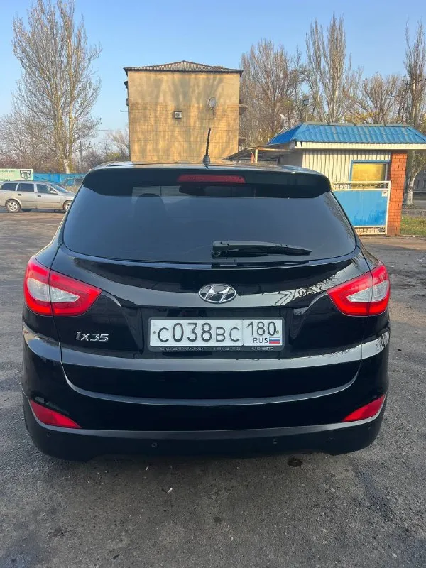 🔥продам авто 🔥 hyundai ix35 2014г. рестайлинг 2.0 бензин, автомат, побег 124.000км ❗️владею авто уже 2 года (не перекуп) приобретал машину в г. краснодар у хозяина, машина была ввезена с польши в 2015г, ежегодно проходила официальное то у диллера, остались бумаги за авто не стыдно, состояние двигателя и коробки на отлично, регулярно следил за ходовой частью, заливаю масло оригинал liqui moly, замена каждые 7тыс в комплектации есть подогрев передних и задних сидений, подогрев руля, задние парктроники с камерой и кожаный салон сзади установлены рестайлинговые заводские фонари, а спереди заводской ксенон с отличным светом машина хозяйская, имеется комплект зимней резины (покупал в декабре 4 колеса - почти новые) автомобиль имеет высокий клиренс как раз для наших дорог, а также брутальный черный цвет от машины не избавляясь, продаю в связи с покупкой авто выше классом 💸 1.450.000р + аргументированный торг возле капота ☎️нахожусь в г. макеевка, по всем вопросам писать в лс 📞 звоните: +7(949)5030417 - фотография - 4