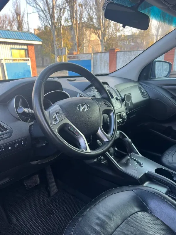 🔥продам авто 🔥 hyundai ix35 2014г. рестайлинг 2.0 бензин, автомат, побег 124.000км ❗️владею авто уже 2 года (не перекуп) приобретал машину в г. краснодар у хозяина, машина была ввезена с польши в 2015г, ежегодно проходила официальное то у диллера, остались бумаги за авто не стыдно, состояние двигателя и коробки на отлично, регулярно следил за ходовой частью, заливаю масло оригинал liqui moly, замена каждые 7тыс в комплектации есть подогрев передних и задних сидений, подогрев руля, задние парктроники с камерой и кожаный салон сзади установлены рестайлинговые заводские фонари, а спереди заводской ксенон с отличным светом машина хозяйская, имеется комплект зимней резины (покупал в декабре 4 колеса - почти новые) автомобиль имеет высокий клиренс как раз для наших дорог, а также брутальный черный цвет от машины не избавляясь, продаю в связи с покупкой авто выше классом 💸 1.450.000р + аргументированный торг возле капота ☎️нахожусь в г. макеевка, по всем вопросам писать в лс 📞 звоните: +7(949)5030417 - фотография - 5