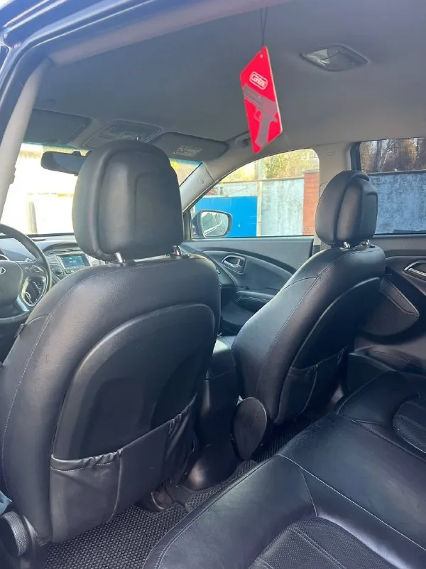 🔥продам авто 🔥 hyundai ix35 2014г. рестайлинг 2.0 бензин, автомат, побег 124.000км ❗️владею авто уже 2 года (не перекуп) приобретал машину в г. краснодар у хозяина, машина была ввезена с польши в 2015г, ежегодно проходила официальное то у диллера, остались бумаги за авто не стыдно, состояние двигателя и коробки на отлично, регулярно следил за ходовой частью, заливаю масло оригинал liqui moly, замена каждые 7тыс в комплектации есть подогрев передних и задних сидений, подогрев руля, задние парктроники с камерой и кожаный салон сзади установлены рестайлинговые заводские фонари, а спереди заводской ксенон с отличным светом машина хозяйская, имеется комплект зимней резины (покупал в декабре 4 колеса - почти новые) автомобиль имеет высокий клиренс как раз для наших дорог, а также брутальный черный цвет от машины не избавляясь, продаю в связи с покупкой авто выше классом 💸 1.450.000р + аргументированный торг возле капота ☎️нахожусь в г. макеевка, по всем вопросам писать в лс 📞 звоните: +7(949)5030417 - фотография - 6