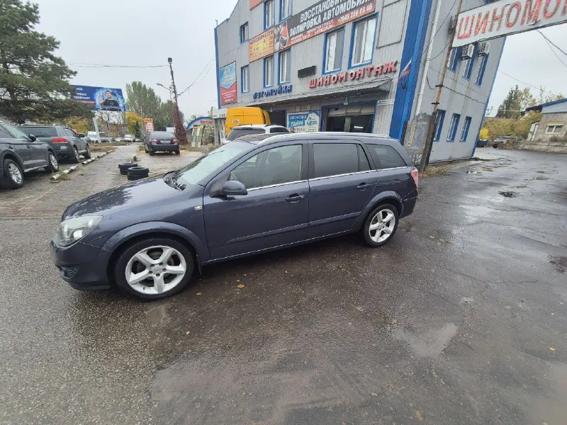 Продам opel астра h 2007 в кузове универсал. 1.8, автомат, пробег 306к, состояние хорошее, не бит. красились только бампера. обслужен. все работает. два комплекта колес с резиной. стоит газ. новые фазорегуляторы, ремни и ролики. цена: 630к. тел:+79493395262 📞 звоните: +7(949)3395262 - фотография - 3