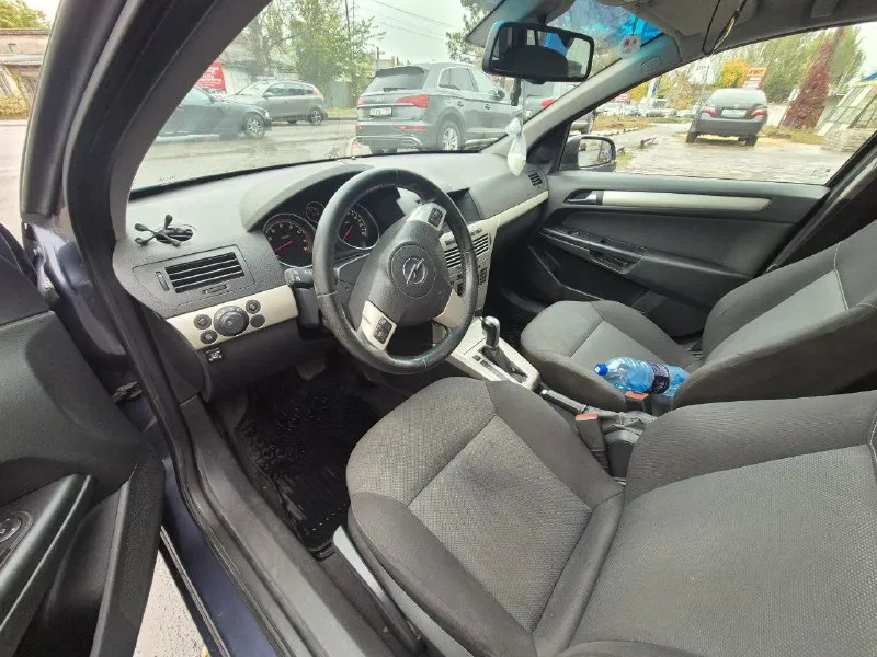 Продам opel астра h 2007 в кузове универсал. 1.8, автомат, пробег 306к, состояние хорошее, не бит. красились только бампера. обслужен. все работает. два комплекта колес с резиной. стоит газ. новые фазорегуляторы, ремни и ролики. цена: 630к. тел:+79493395262 📞 звоните: +7(949)3395262 - фотография - 5