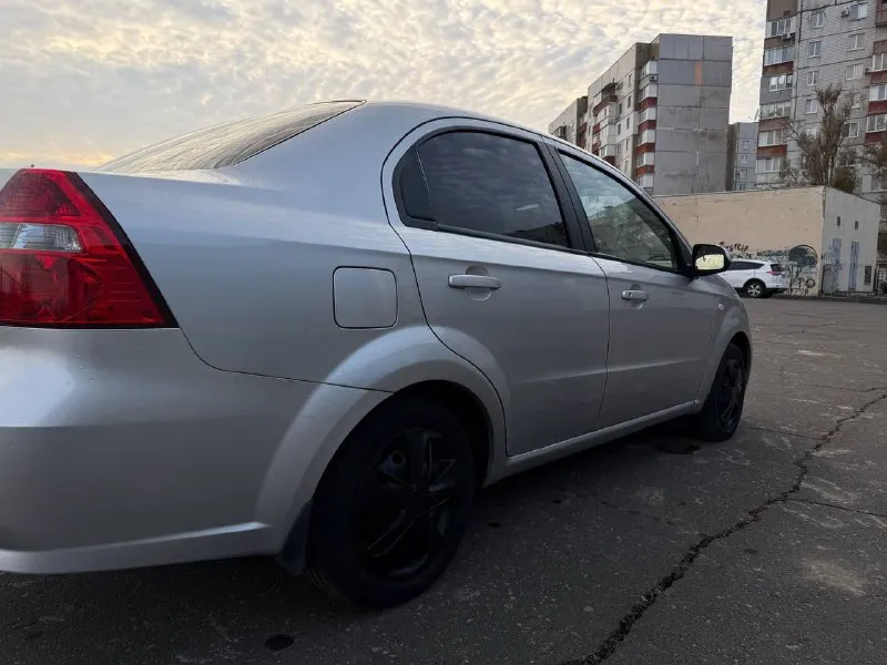 Chevrolet aveo цена: 600 000 город: донецк год выпуска: 2008 пробег: 177 000 двигатель: 1.6 топливо: бензин кпп: механика собственник: да телефон: +79494289096 описание от продавца двигатель сухой, работает штатно, коробка не хрустит, не выбивает, документы в полном порядке установлена качественная аудиосистема, сабвуфер кондиционер, abs, подогревы зеркал и тд. 2 комплекта резины лето -2 сезона зима -1 сезон - фотография - 3