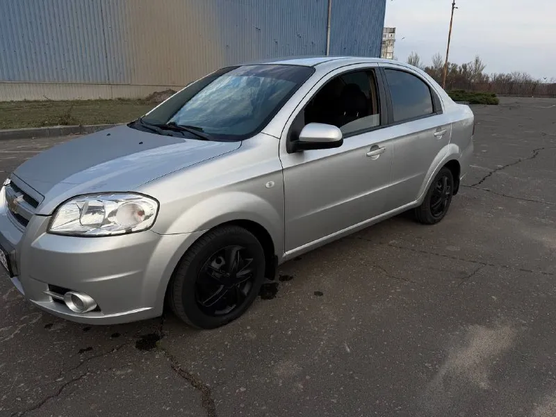 Chevrolet aveo цена: 600 000 город: донецк год выпуска: 2008 пробег: 177 000 двигатель: 1.6 топливо: бензин кпп: механика собственник: да телефон: +79494289096 описание от продавца двигатель сухой, работает штатно, коробка не хрустит, не выбивает, документы в полном порядке установлена качественная аудиосистема, сабвуфер кондиционер, abs, подогревы зеркал и тд. 2 комплекта резины лето -2 сезона зима -1 сезон - фотография - 4
