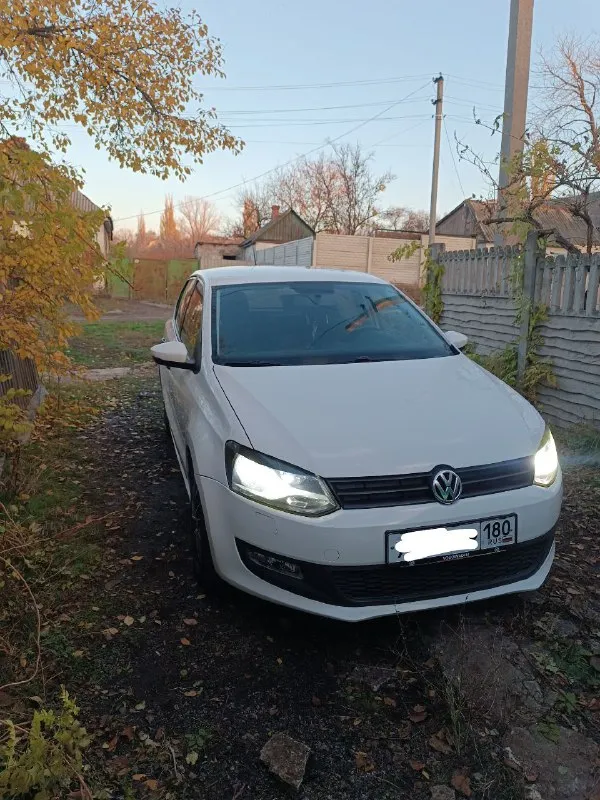 Продам volkswagen polo (поло) в кузове хэтчбек 2010 года выпуска. Пробег 136 тыс. Родной, подвержден автотекой, автотеку покажу при осмотре.
Цена 650т. Р. , торг у капота.
Двигатель 1.4 на акпп, едет очень хорошо.
Расход по трассе 4.7 по городу не замерял.
Двигатель масло не ест, коробка чувствует себя хорошо. Ходовая не греметит. Салон чистый и опрятный. По кузову имеются сколы.
Продаю потому что по факту машина просто стоит с августа месяца. Переодичкски раз в неделю- две выезжаю что бы не застаивалась.
По документам чистая, без штрафов, запретов и т. П.
Донецк, +79494203454 - фотография - 1