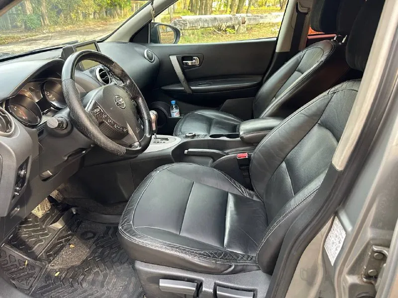 В продаже nissan qashqai 2008г ‎✅максимальная комплектация !!! ‎✅полный привод 4wd ‎✅2.0l коробка автомат ‎✅215 000 пробег ‎✅2 хозяина за всё время !!! ‎✅птс оригинал!!! ‎✅родные стекла!!! ‎✅ксенон фары заводские!! ‎✅ксенон туманки ‎✅кожаный салон ‎✅без ключевой доступ ‎✅два ключа ‎🌿зелёная автотека ‎авто в хорошем состоянии! ‎обслужен!!! ‎на данный момент без вложений ‎мотор не троит, не дымит, масло не расходует. ‎коробка переключает плавно, ‎ходовая обслужена!!! ‎по кузову без ржавчины гнили ‎дно пороги всё целое! ‎комплектация:tekna pack ‎-камера заднего вида ‎-кожаный руль ‎-климат контроль ‎-круиз контроль ‎-управление на руле ‎-4 стеклоподъёмника ‎-складывания зеркал ‎-электро зеркала ‎-подогрев заднего стекла ‎-подогрев передних сидений ‎-бортовой компьютер ‎-датчик света, дождя ‎-омыватель фар ‎-титановые диски r18 ‎-монитор, музыка aux cd fm ‎документы без штрафов, запретов, ограничений ‎продажа по дкп или мрэо ‎цена 865.000р. торг уместен!!! ‎осмотр донецк ‎+79493977821 ‎+79494017806 телеграм - фотография - 8