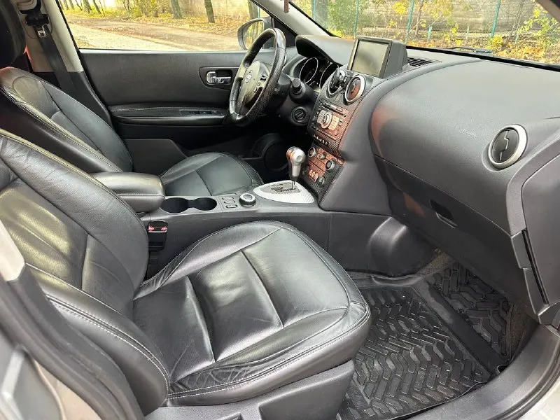 В продаже nissan qashqai 2008г ‎✅максимальная комплектация !!! ‎✅полный привод 4wd ‎✅2.0l коробка автомат ‎✅215 000 пробег ‎✅2 хозяина за всё время !!! ‎✅птс оригинал!!! ‎✅родные стекла!!! ‎✅ксенон фары заводские!! ‎✅ксенон туманки ‎✅кожаный салон ‎✅без ключевой доступ ‎✅два ключа ‎🌿зелёная автотека ‎авто в хорошем состоянии! ‎обслужен!!! ‎на данный момент без вложений ‎мотор не троит, не дымит, масло не расходует. ‎коробка переключает плавно, ‎ходовая обслужена!!! ‎по кузову без ржавчины гнили ‎дно пороги всё целое! ‎комплектация:tekna pack ‎-камера заднего вида ‎-кожаный руль ‎-климат контроль ‎-круиз контроль ‎-управление на руле ‎-4 стеклоподъёмника ‎-складывания зеркал ‎-электро зеркала ‎-подогрев заднего стекла ‎-подогрев передних сидений ‎-бортовой компьютер ‎-датчик света, дождя ‎-омыватель фар ‎-титановые диски r18 ‎-монитор, музыка aux cd fm ‎документы без штрафов, запретов, ограничений ‎продажа по дкп или мрэо ‎цена 865.000р. торг уместен!!! ‎осмотр донецк ‎+79493977821 ‎+79494017806 телеграм - фотография - 9