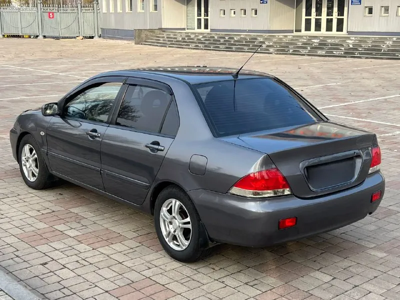 ‼️ в продаже mitsubishi lancer 9. механика. mitsubishi lancer 9 — это легендарный автомобиль, созданный для тех, кто ценит комфорт и качество. он оснащен двигателем объемом 1,6 литра и мощностью 98 лошадиных сил, который обеспечивает равномерную работу и не требует дополнительного обслуживания. ходовая часть также на высшем уровне: ни дребезга, ни стука. кузов находится в хорошем состоянии для своего возраста, без каких-либо серьёзных дефектов. пробег составляет 250 000 км, что свидетельствует о том, что автомобиль прошел необходимое обслуживание и готов к эксплуатации. салон чистый и опрятный, что делает его удобным для длительных поездок и семейных путешествий. багажник также порадует вас своей просторностью. кондиционер в рабочем состоянии обеспечивает дополнительный комфорт в салоне. этот автомобиль не требует дополнительных вложений, что позволяет вам сразу же приступить к его эксплуатации. 499 999 ₽ донецк +79496376126 +79493129059 - фотография - 2