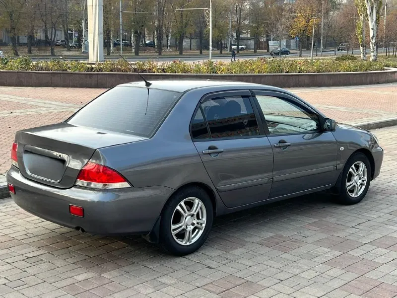 ‼️ в продаже mitsubishi lancer 9. механика. mitsubishi lancer 9 — это легендарный автомобиль, созданный для тех, кто ценит комфорт и качество. он оснащен двигателем объемом 1,6 литра и мощностью 98 лошадиных сил, который обеспечивает равномерную работу и не требует дополнительного обслуживания. ходовая часть также на высшем уровне: ни дребезга, ни стука. кузов находится в хорошем состоянии для своего возраста, без каких-либо серьёзных дефектов. пробег составляет 250 000 км, что свидетельствует о том, что автомобиль прошел необходимое обслуживание и готов к эксплуатации. салон чистый и опрятный, что делает его удобным для длительных поездок и семейных путешествий. багажник также порадует вас своей просторностью. кондиционер в рабочем состоянии обеспечивает дополнительный комфорт в салоне. этот автомобиль не требует дополнительных вложений, что позволяет вам сразу же приступить к его эксплуатации. 499 999 ₽ донецк +79496376126 +79493129059 - фотография - 3