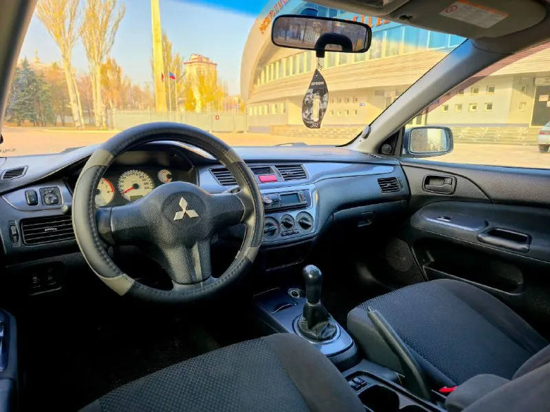 ‼️ в продаже mitsubishi lancer 9. механика. mitsubishi lancer 9 — это легендарный автомобиль, созданный для тех, кто ценит комфорт и качество. он оснащен двигателем объемом 1,6 литра и мощностью 98 лошадиных сил, который обеспечивает равномерную работу и не требует дополнительного обслуживания. ходовая часть также на высшем уровне: ни дребезга, ни стука. кузов находится в хорошем состоянии для своего возраста, без каких-либо серьёзных дефектов. пробег составляет 250 000 км, что свидетельствует о том, что автомобиль прошел необходимое обслуживание и готов к эксплуатации. салон чистый и опрятный, что делает его удобным для длительных поездок и семейных путешествий. багажник также порадует вас своей просторностью. кондиционер в рабочем состоянии обеспечивает дополнительный комфорт в салоне. этот автомобиль не требует дополнительных вложений, что позволяет вам сразу же приступить к его эксплуатации. 499 999 ₽ донецк +79496376126 +79493129059 - фотография - 4