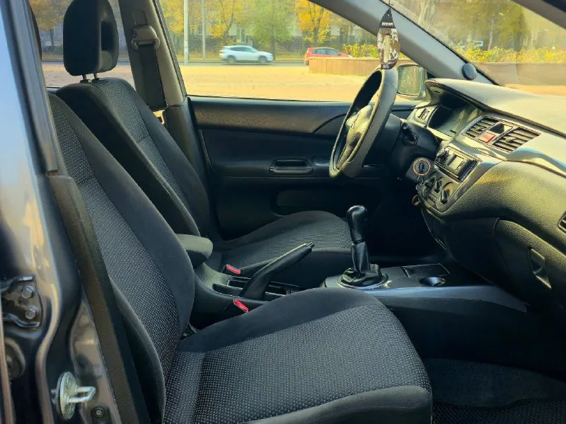 ‼️ в продаже mitsubishi lancer 9. механика. mitsubishi lancer 9 — это легендарный автомобиль, созданный для тех, кто ценит комфорт и качество. он оснащен двигателем объемом 1,6 литра и мощностью 98 лошадиных сил, который обеспечивает равномерную работу и не требует дополнительного обслуживания. ходовая часть также на высшем уровне: ни дребезга, ни стука. кузов находится в хорошем состоянии для своего возраста, без каких-либо серьёзных дефектов. пробег составляет 250 000 км, что свидетельствует о том, что автомобиль прошел необходимое обслуживание и готов к эксплуатации. салон чистый и опрятный, что делает его удобным для длительных поездок и семейных путешествий. багажник также порадует вас своей просторностью. кондиционер в рабочем состоянии обеспечивает дополнительный комфорт в салоне. этот автомобиль не требует дополнительных вложений, что позволяет вам сразу же приступить к его эксплуатации. 499 999 ₽ донецк +79496376126 +79493129059 - фотография - 5